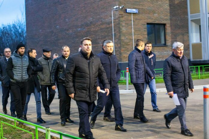 Содержание поселковых территорий проверил Дмитрий Жариков в Дубровицах Содержание поселковых территорий проверил Дмитрий Жариков в Дубровицах