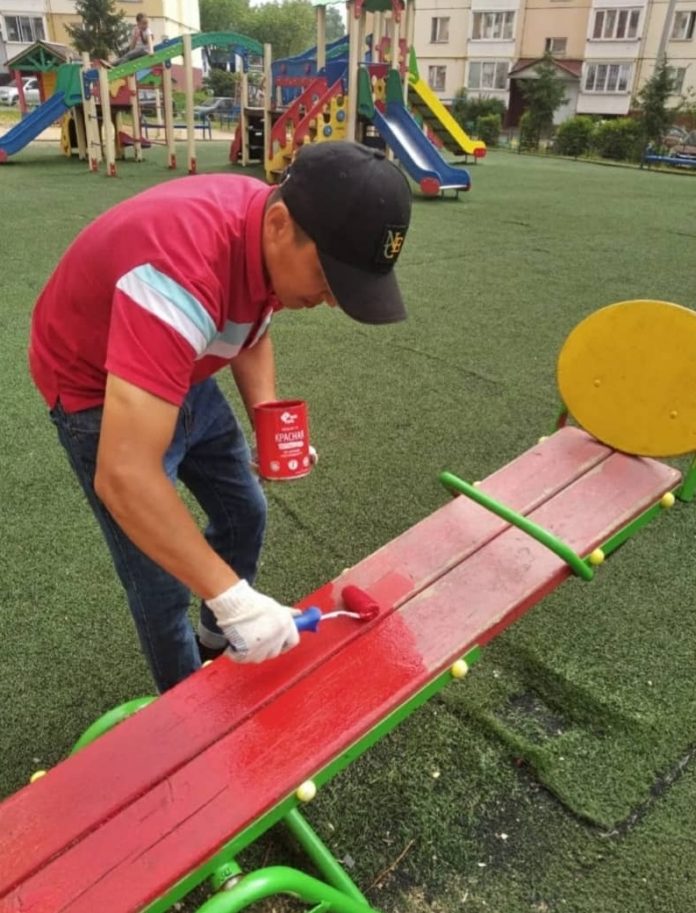 В Подольске ремонтируют и устанавливают детские площадки В Подольске ремонтируют и устанавливают детские площадки