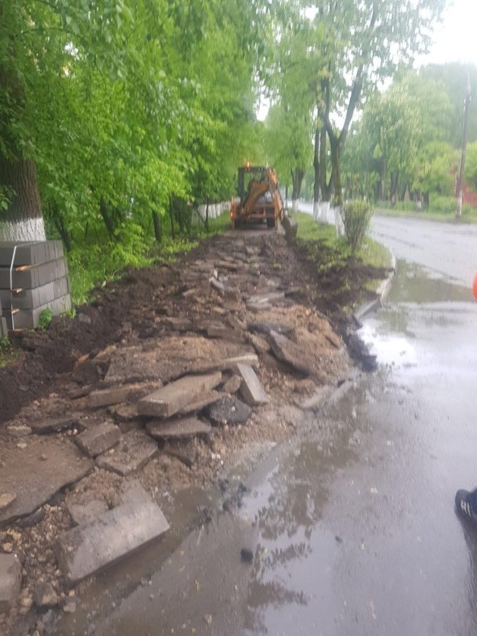 В микрорайоне Климовск продолжаются дорожные работы В микрорайоне Климовск продолжаются дорожные работы