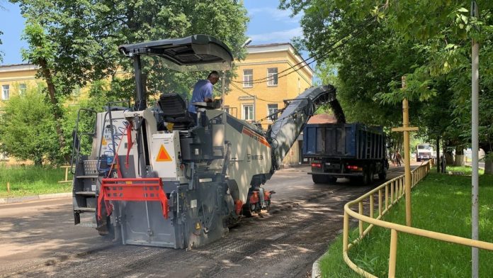 В микрорайоне Климовск продолжаются дорожные работы