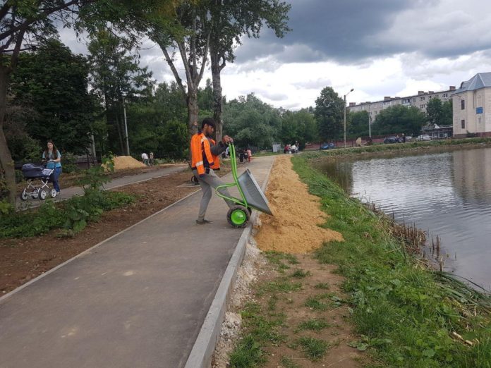 Благоустройство территории водоема “Южный” продолжается