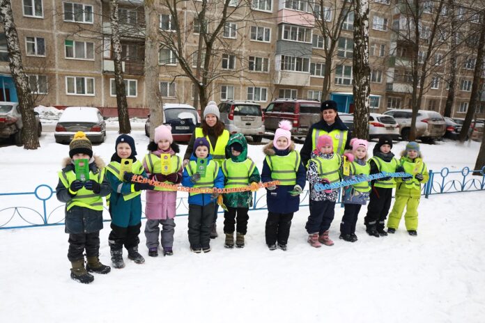 Подольские автоинспекторы напомнили дошкольникам о правилах безопасного поведения во дворах многоэтажных домов. Подольские автоинспекторы напомнили дошкольникам о правилах безопасного поведения во дворах многоэтажных домов.