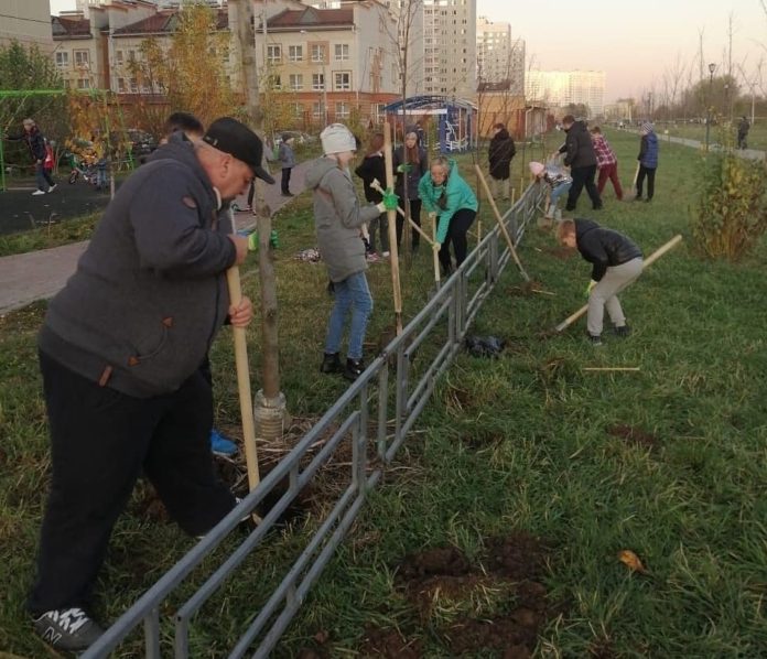 Инициативные жители Подольска  продолжают благоустраивать двор на улице Генерала Смирнова