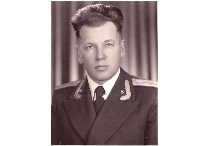 Под белым халатом не спрячешь погоны Под белым халатом не спрячешь погоны