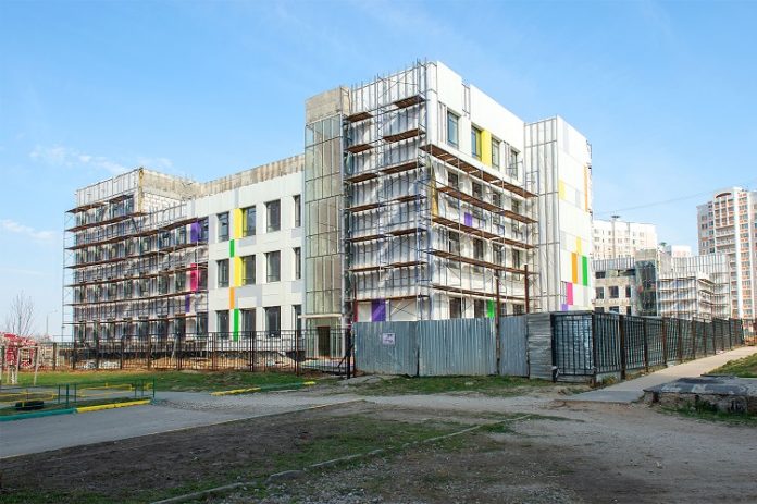 Николай Пестов проконтролировал ход работ по строительству двух школ в микрорайоне Кузнечики