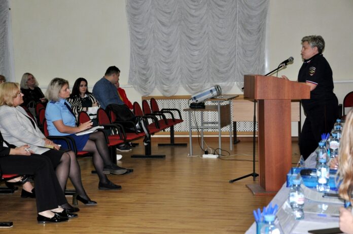 В Подольске полицейские приняли участие в круглом столе В Подольске полицейские приняли участие в круглом столе