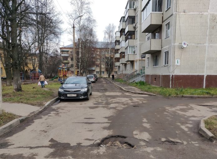 Возле трех корпусов на улице Школьной, 50 в микрорайоне Климовск отремонтируют асфальтовое покрытие Возле трех корпусов на улице Школьной, 50 в микрорайоне Климовск отремонтируют асфальтовое покрытие