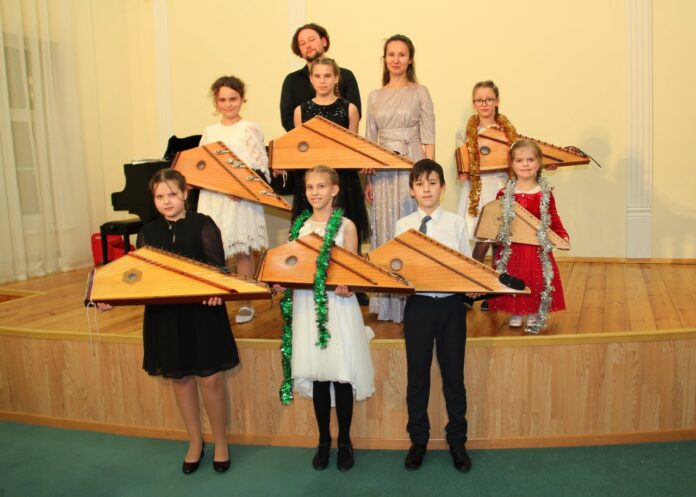 Открытый урок игры на гуслях состоялся в КПЦ «Дубровицы» Открытый урок игры на гуслях состоялся в КПЦ «Дубровицы»