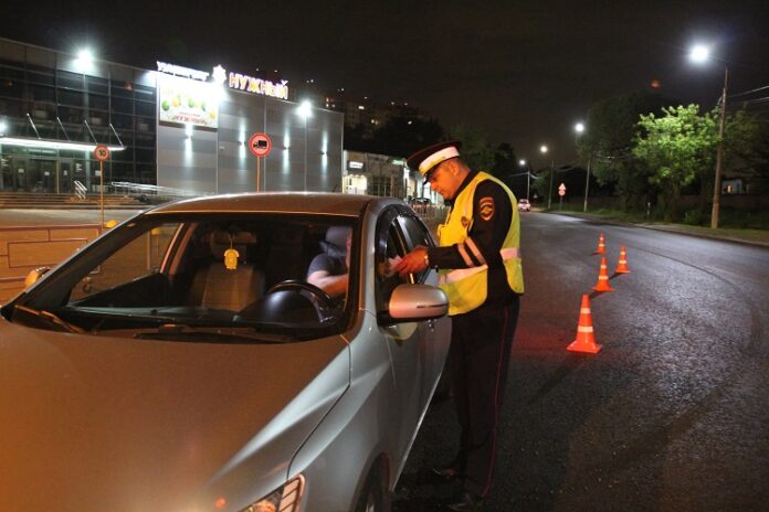 В ночь с субботы на воскресенье автоинспекторы массово проверили водителей на трезвость В ночь с субботы на воскресенье автоинспекторы массово проверили водителей на трезвость