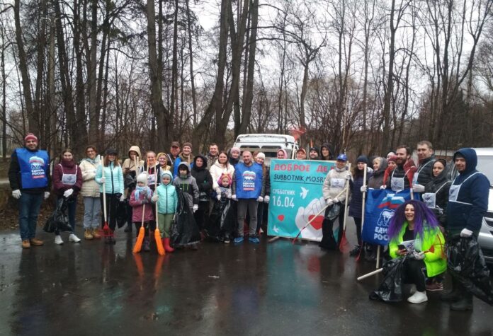 Несмотря на непогоду в Большом Подольске состоялся субботник Несмотря на непогоду в Большом Подольске состоялся субботник