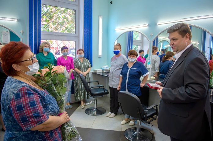 Директору парикмахерской «Орфей» вручили муниципальную награду Директору парикмахерской «Орфей» вручили муниципальную награду