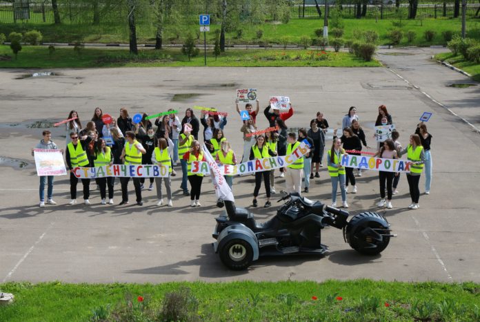 Флешмоб по дорожной безопасности со студентами колледжа «Московия» прошел в Подольске Флешмоб по дорожной безопасности со студентами колледжа «Московия» прошел в Подольске