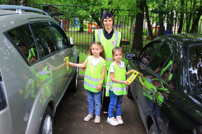 Сотрудники Госавтоинспекции провели акцию «Безопасный двор» для воспитанников дошкольного отделения г.о. Подольск Сотрудники Госавтоинспекции провели акцию «Безопасный двор» для воспитанников дошкольного отделения г.о. Подольск