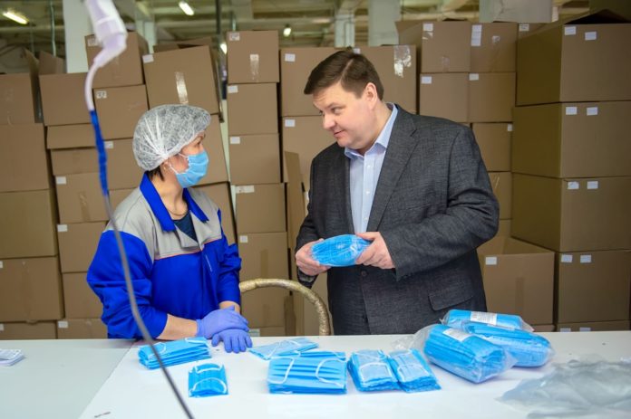 Глава округа Николай Пестов посетил подольское производство, организовавшее выпуск медицинских масок