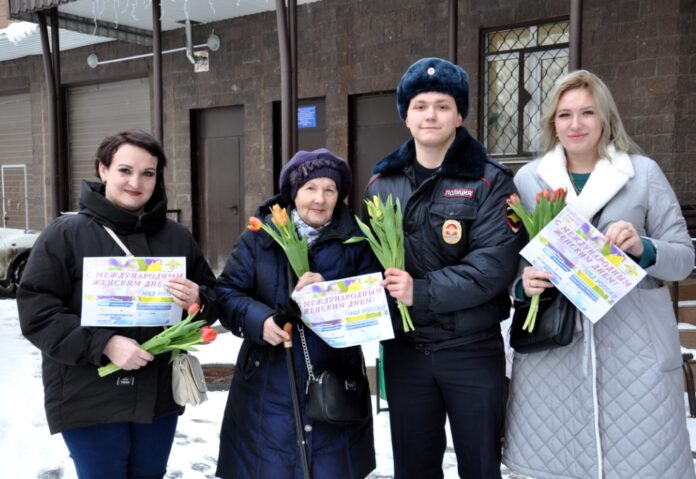 В Подольске участковые уполномоченные полиции в рамках акции «8 Марта – в каждый дом»... В Подольске участковые уполномоченные полиции в рамках акции «8 Марта – в каждый дом»...