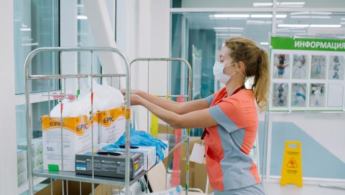 Волонтеры акции #МЫВМЕСТЕ оказывают посильную помощь в вакцинации от коронавируса