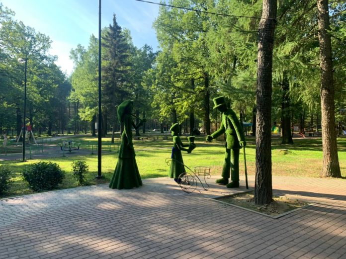Арт-объекты «Дама с зонтиком, Джентльмен и девочка» появились в парке Дубрава Арт-объекты «Дама с зонтиком, Джентльмен и девочка» появились в парке Дубрава