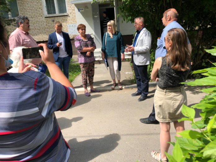 Жители микрорайона Климовск поучаствовали приёмке подъездов многоквартирных домов Жители микрорайона Климовск поучаствовали приёмке подъездов многоквартирных домов