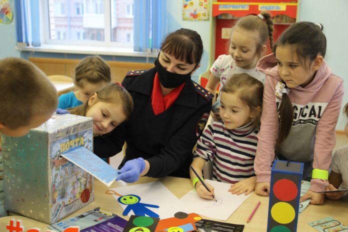 Госавтоинспекторы совместно с дошкольниками написали послание Деду Морозу