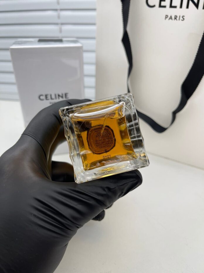 В Подольске сотрудники полиции задержали подозреваемую в краже парфюмерии В Подольске сотрудники полиции задержали подозреваемую в краже парфюмерии