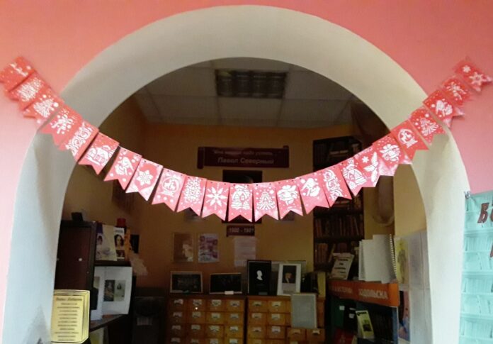 К новогодним праздникам украсили библиотеку № 1 имени Павла Северного