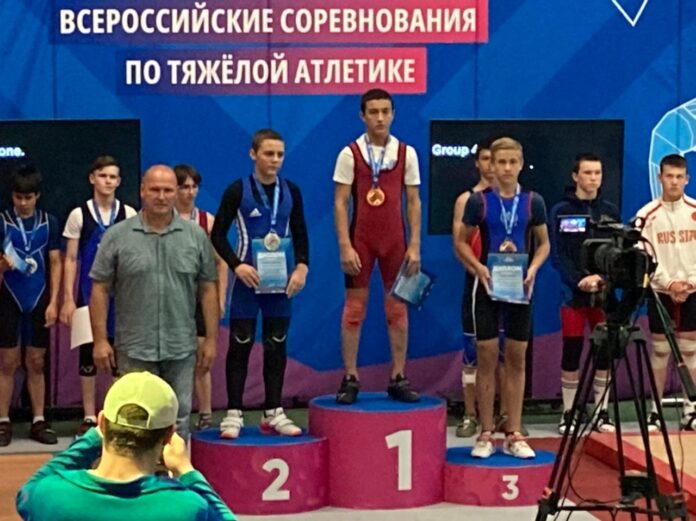 Юные тяжелоатлеты отличились на всероссийских соревнованиях