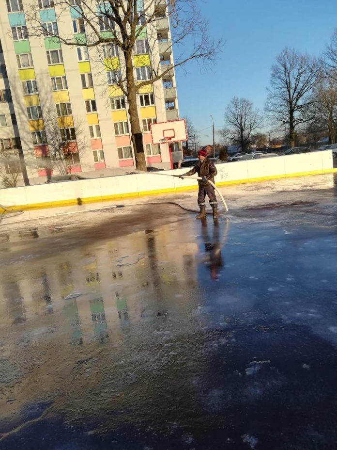 В Климовске начались работы по заливке катков В Климовске начались работы по заливке катков