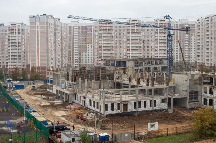 В Кузнечиках продолжается строительство двух новых школ