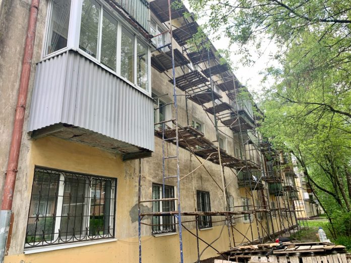 Капремонт фасадов домов продолжается в Большом Подольске