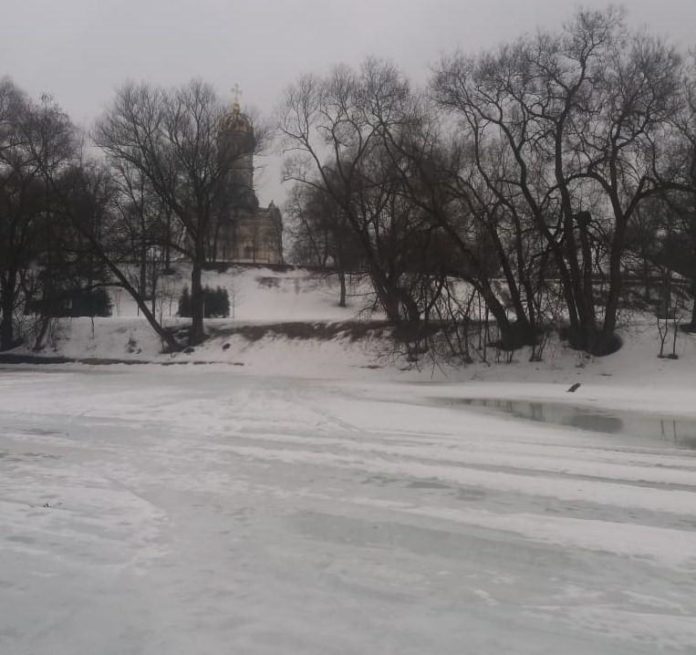 Толщина льда на реке Пахре 15 марта Толщина льда на реке Пахре 15 марта