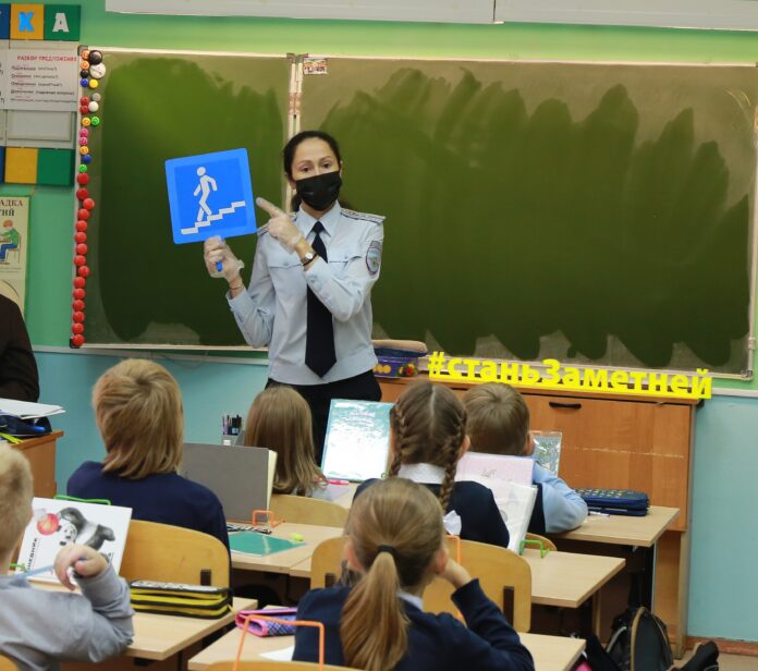 Детей в Большом Подольске обучают правилам безопасного нахождения на улично-дорожной сети Детей в Большом Подольске обучают правилам безопасного нахождения на улично-дорожной сети