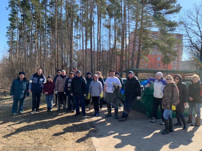 Субботник в Климовске провели сотрудники МЧС России Субботник в Климовске провели сотрудники МЧС России