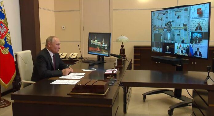 Президент Российской Федерации ответил на вопрос учителя из Подольска