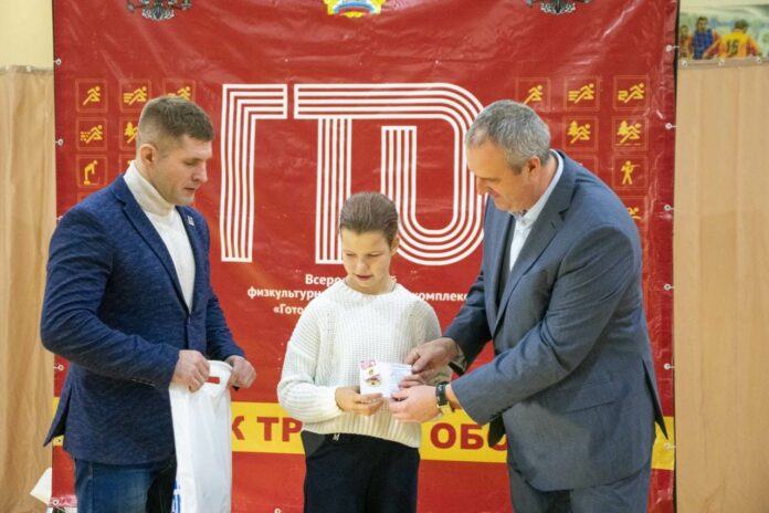 Золотые знаки ГТО торжественно вручили юным жителям Подольска Золотые знаки ГТО торжественно вручили юным жителям Подольска