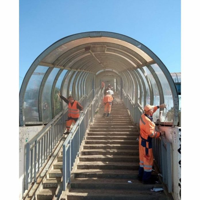 В надземном пешеходном переходе у платформы «Кутузовская» произведена уборка