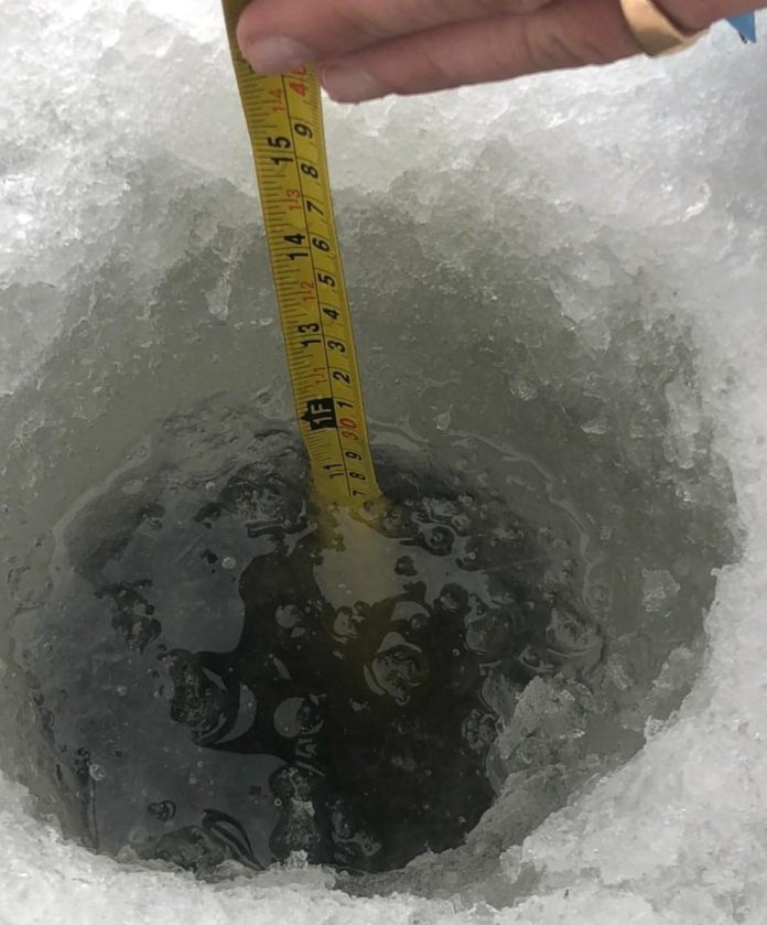 Толщина льда на реке Пахре 21 января