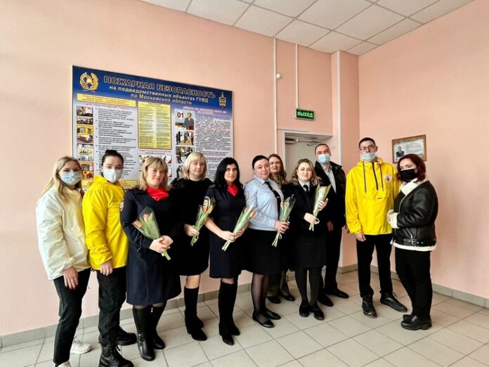 Девушек и женщин, служащих в полиции, поздравили подольские молодогвардейцы