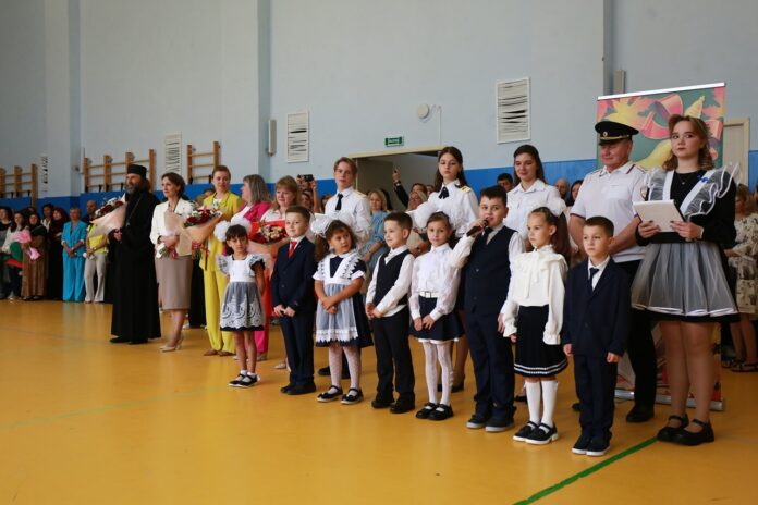 На торжественных линейках в образовательных организациях сотрудники Госавтоинспекции Московской области поздравили учеников школ с...