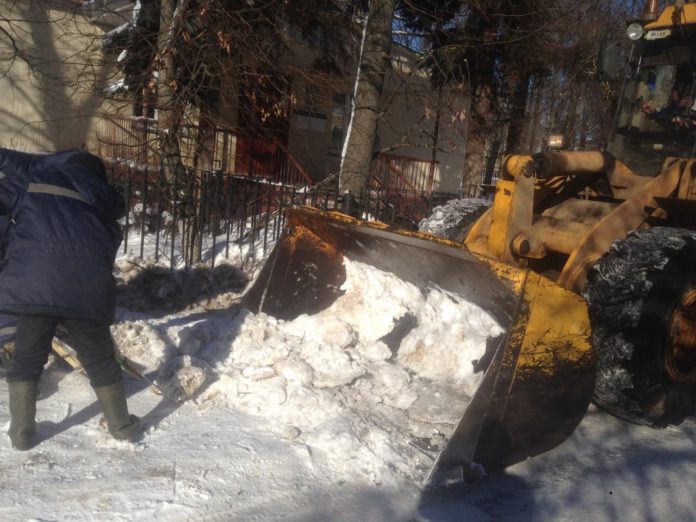Подольский комбинат благоустройства продолжает борьбу за чистые дороги