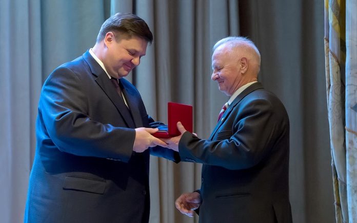 Николай Пестов вручил муниципальные награды ветеранам и лучшим сотрудникам ПЭМЗ