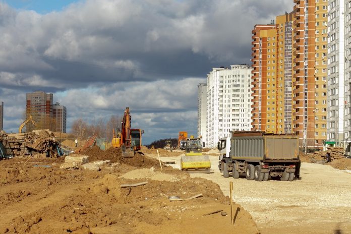 В микрорайоне Кузнечики не останавливаются работы по строительству автодороги на улице 43-й Армии