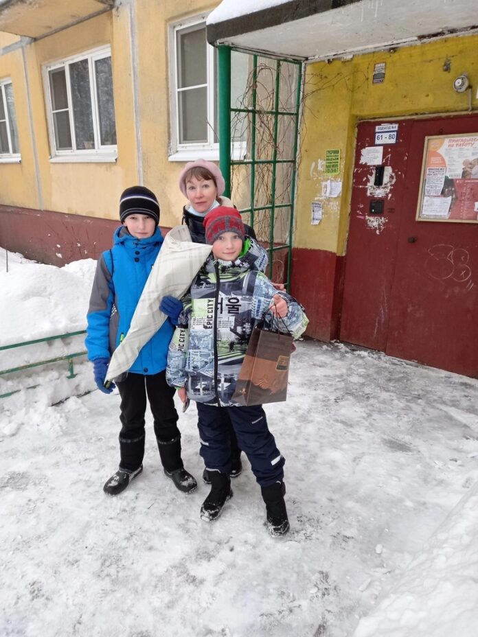 Жительницу Подольска, которая ребёнком пережила блокаду Ленинграда поздравили юные подольчане Жительницу Подольска, которая ребёнком пережила блокаду Ленинграда поздравили юные подольчане