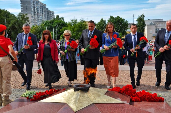 В Подольске полицейские и общественники приняли участие в памятных мероприятиях В Подольске полицейские и общественники приняли участие в памятных мероприятиях