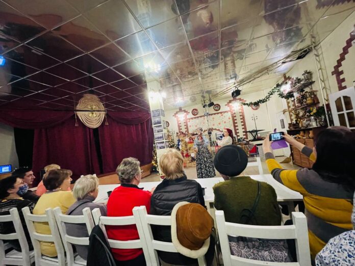 Делегация из Реутова посетила «Русский музей обрядов и быта» в Романцево Делегация из Реутова посетила «Русский музей обрядов и быта» в Романцево