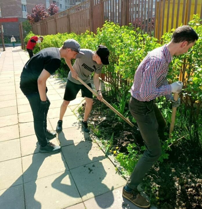 С 1 июня работают школьные трудовые бригады