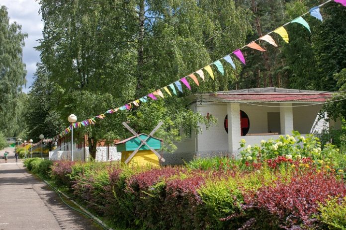 Здесь вожатые и дети, здесь веселье, смех и ветер Здесь вожатые и дети, здесь веселье, смех и ветер