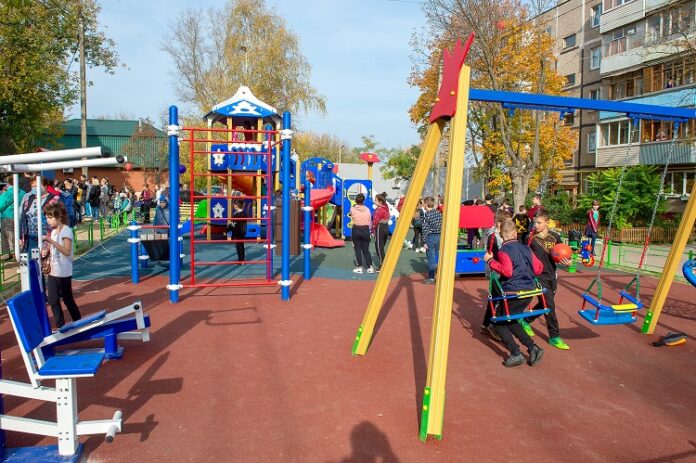 Новая детская игровая площадка открылась на улице Плещеевской в Подольске