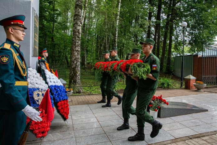 В Климовске на братской могиле состоялось возложение цветов В Климовске на братской могиле состоялось возложение цветов