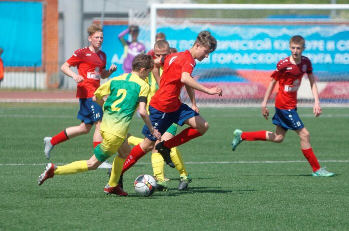 Наши ребята из футбольной школы «Витязь» сразились с командой СШОР-5 Смоленск на стадионе «Труд»