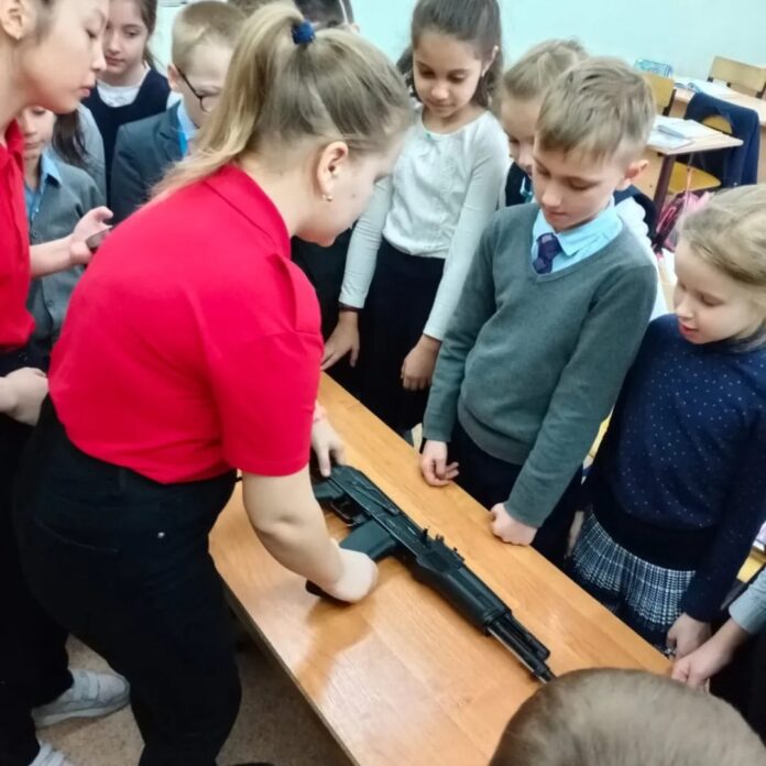 Юнармейце отряда “Бригантина” ознакомили школьников с юнармейским движением